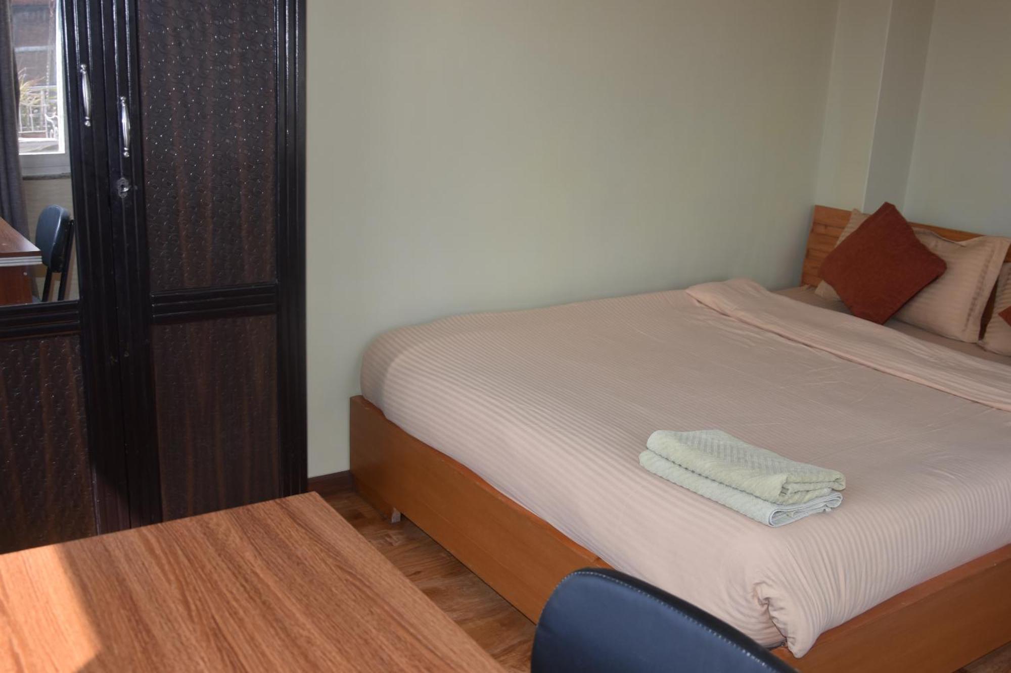 Shine Homestay Famille Francophone - Shine Home And Apartment Kathmandu Bagian luar foto