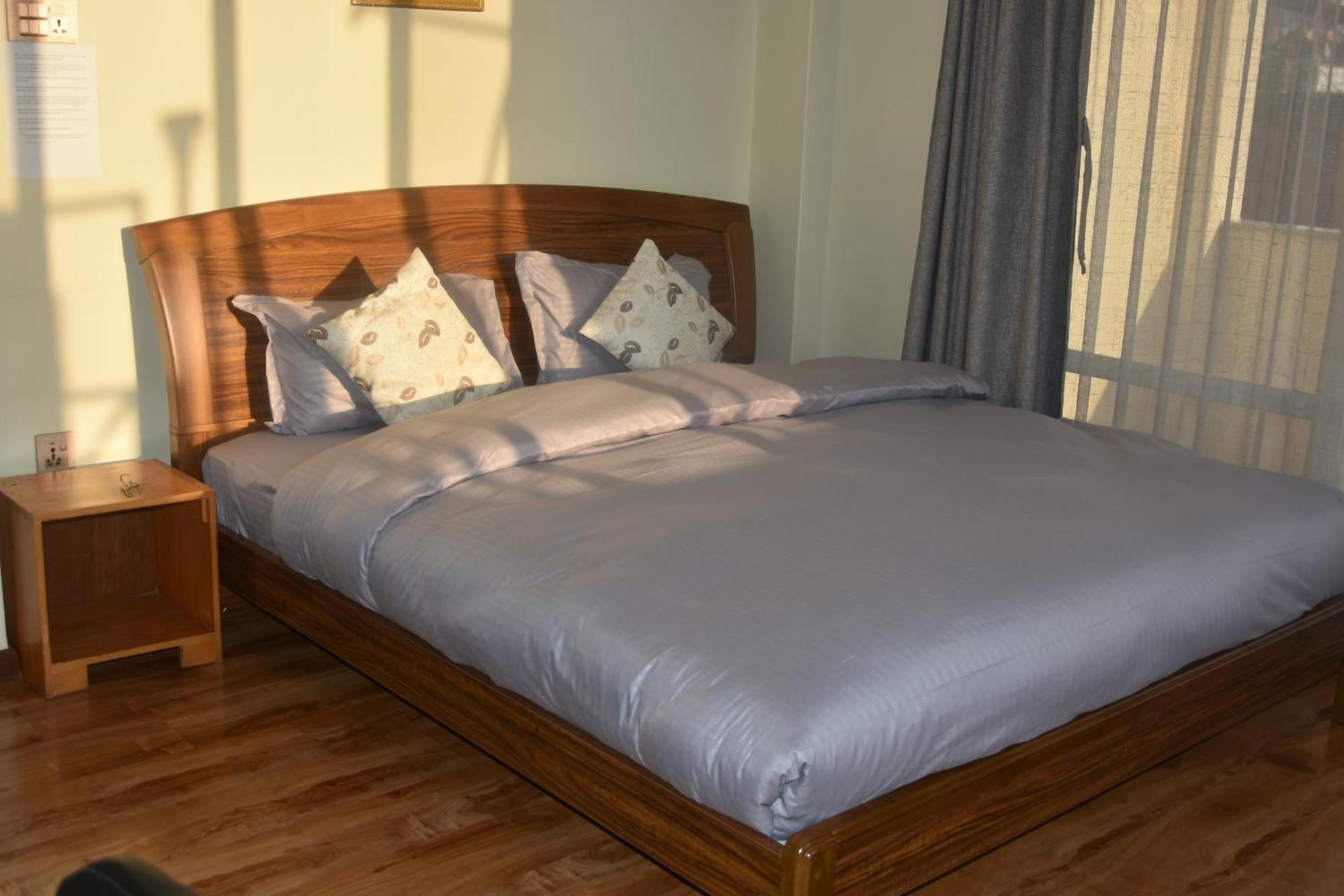 Shine Homestay Famille Francophone - Shine Home And Apartment Kathmandu Bagian luar foto